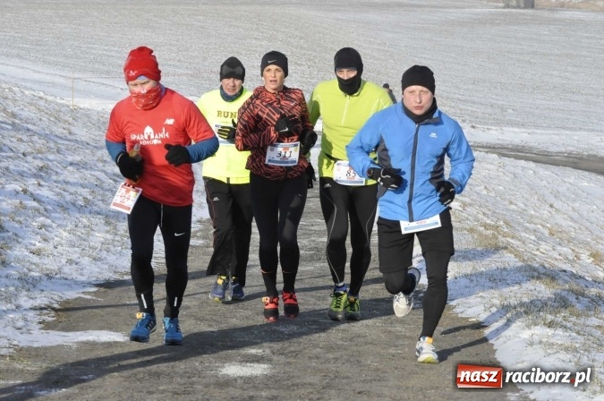 Zdjęcie w galerii na portalu naszraciborz.pl: III Bieg Nadodrzański. Mróz niestraszny biegaczom. Złoto dla Łukasza Skwareckiego  wiadomości z regionu