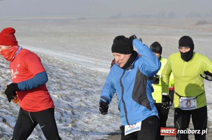 Zdjęcie w galerii na portalu naszraciborz.pl: III Bieg Nadodrzański. Mróz niestraszny biegaczom. Złoto dla Łukasza Skwareckiego  wiadomości z regionu