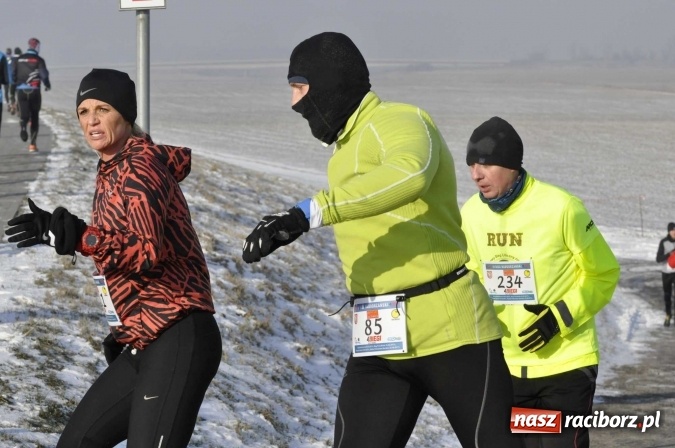 Zdjęcie w galerii na portalu naszraciborz.pl: III Bieg Nadodrzański. Mróz niestraszny biegaczom. Złoto dla Łukasza Skwareckiego  wiadomości z regionu