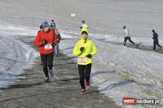 Zdjęcie w galerii na portalu naszraciborz.pl: III Bieg Nadodrzański. Mróz niestraszny biegaczom. Złoto dla Łukasza Skwareckiego  wiadomości z regionu