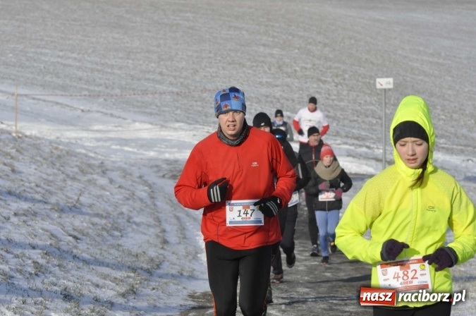 Zdjęcie w galerii na portalu naszraciborz.pl: III Bieg Nadodrzański. Mróz niestraszny biegaczom. Złoto dla Łukasza Skwareckiego  wiadomości z regionu