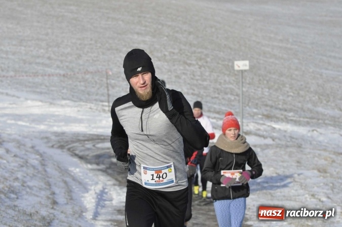Zdjęcie w galerii na portalu naszraciborz.pl: III Bieg Nadodrzański. Mróz niestraszny biegaczom. Złoto dla Łukasza Skwareckiego  wiadomości z regionu