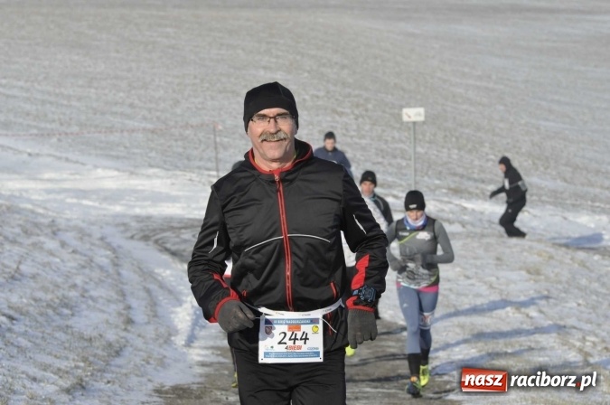 Zdjęcie w galerii na portalu naszraciborz.pl: III Bieg Nadodrzański. Mróz niestraszny biegaczom. Złoto dla Łukasza Skwareckiego  wiadomości z regionu