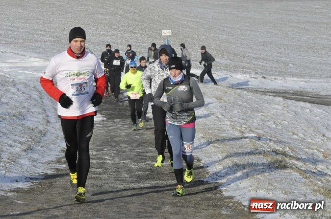 Zdjęcie w galerii na portalu naszraciborz.pl: III Bieg Nadodrzański. Mróz niestraszny biegaczom. Złoto dla Łukasza Skwareckiego  wiadomości z regionu
