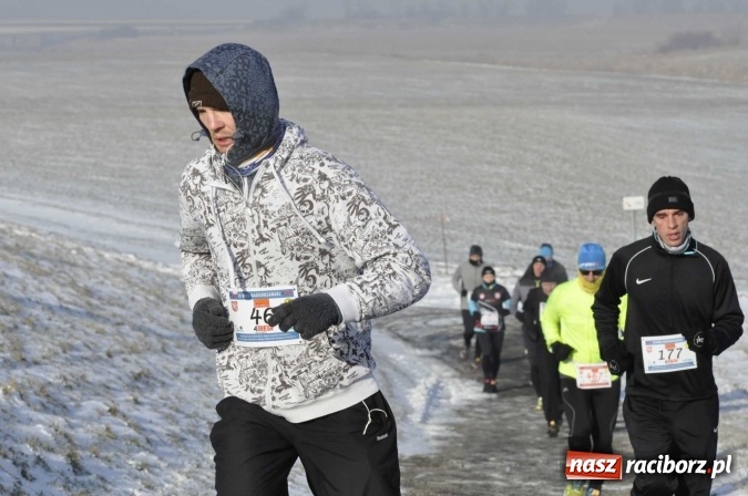 Zdjęcie w galerii na portalu naszraciborz.pl: III Bieg Nadodrzański. Mróz niestraszny biegaczom. Złoto dla Łukasza Skwareckiego  wiadomości z regionu