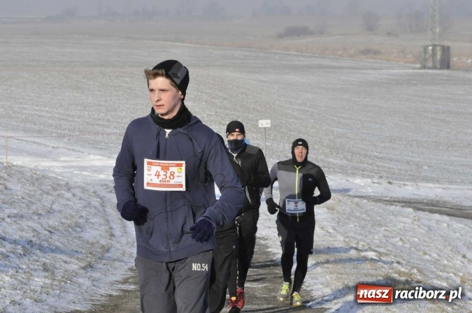 Zdjęcie w galerii na portalu naszraciborz.pl: III Bieg Nadodrzański. Mróz niestraszny biegaczom. Złoto dla Łukasza Skwareckiego  wiadomości z regionu