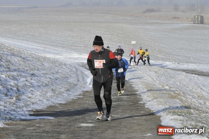 Zdjęcie w galerii na portalu naszraciborz.pl: III Bieg Nadodrzański. Mróz niestraszny biegaczom. Złoto dla Łukasza Skwareckiego  wiadomości z regionu