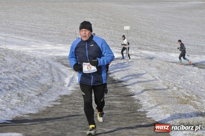 Zdjęcie w galerii na portalu naszraciborz.pl: III Bieg Nadodrzański. Mróz niestraszny biegaczom. Złoto dla Łukasza Skwareckiego  wiadomości z regionu