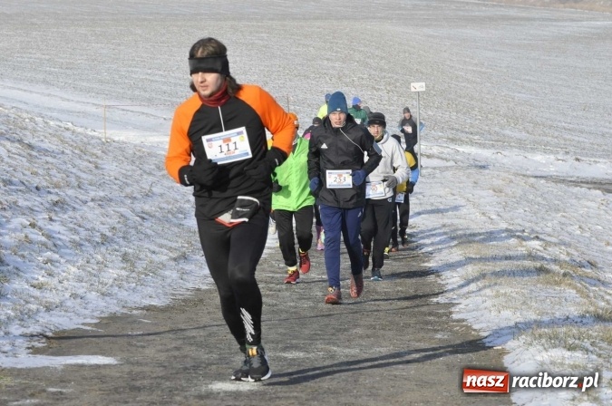 Zdjęcie w galerii na portalu naszraciborz.pl: III Bieg Nadodrzański. Mróz niestraszny biegaczom. Złoto dla Łukasza Skwareckiego  wiadomości z regionu