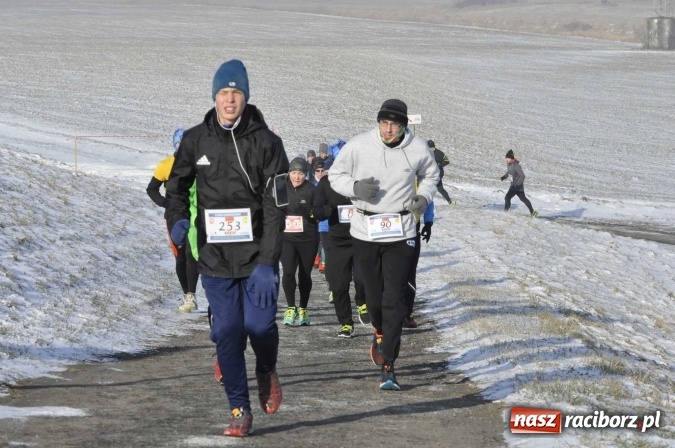Zdjęcie w galerii na portalu naszraciborz.pl: III Bieg Nadodrzański. Mróz niestraszny biegaczom. Złoto dla Łukasza Skwareckiego  wiadomości z regionu