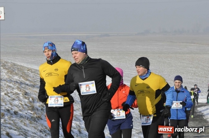Zdjęcie w galerii na portalu naszraciborz.pl: III Bieg Nadodrzański. Mróz niestraszny biegaczom. Złoto dla Łukasza Skwareckiego  wiadomości z regionu