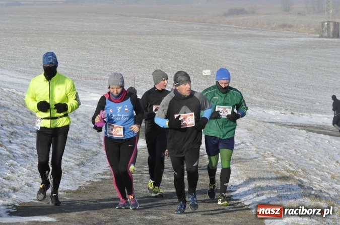 Zdjęcie w galerii na portalu naszraciborz.pl: III Bieg Nadodrzański. Mróz niestraszny biegaczom. Złoto dla Łukasza Skwareckiego  wiadomości z regionu