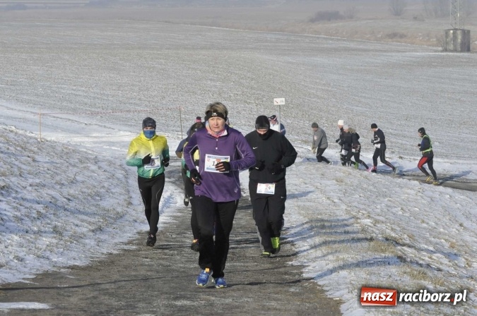 Zdjęcie w galerii na portalu naszraciborz.pl: III Bieg Nadodrzański. Mróz niestraszny biegaczom. Złoto dla Łukasza Skwareckiego  wiadomości z regionu