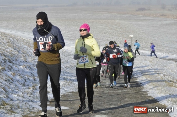 Zdjęcie w galerii na portalu naszraciborz.pl: III Bieg Nadodrzański. Mróz niestraszny biegaczom. Złoto dla Łukasza Skwareckiego  wiadomości z regionu