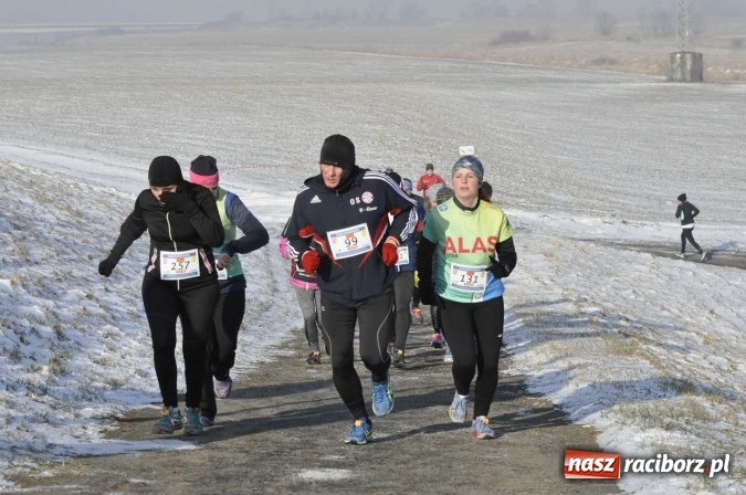 Zdjęcie w galerii na portalu naszraciborz.pl: III Bieg Nadodrzański. Mróz niestraszny biegaczom. Złoto dla Łukasza Skwareckiego  wiadomości z regionu