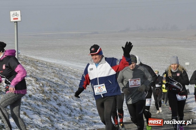 Zdjęcie w galerii na portalu naszraciborz.pl: III Bieg Nadodrzański. Mróz niestraszny biegaczom. Złoto dla Łukasza Skwareckiego  wiadomości z regionu