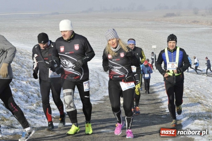 Zdjęcie w galerii na portalu naszraciborz.pl: III Bieg Nadodrzański. Mróz niestraszny biegaczom. Złoto dla Łukasza Skwareckiego  wiadomości z regionu