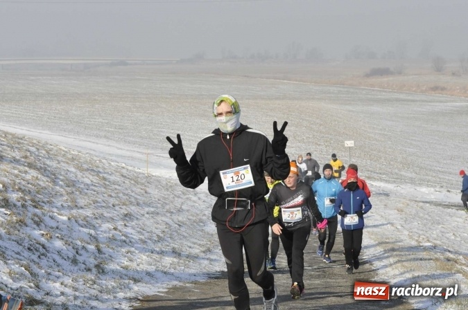 Zdjęcie w galerii na portalu naszraciborz.pl: III Bieg Nadodrzański. Mróz niestraszny biegaczom. Złoto dla Łukasza Skwareckiego  wiadomości z regionu