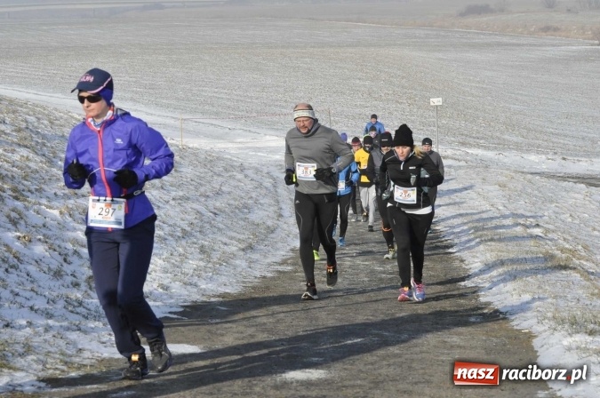 Zdjęcie w galerii na portalu naszraciborz.pl: III Bieg Nadodrzański. Mróz niestraszny biegaczom. Złoto dla Łukasza Skwareckiego  wiadomości z regionu