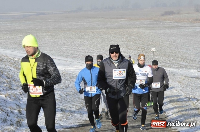 Zdjęcie w galerii na portalu naszraciborz.pl: III Bieg Nadodrzański. Mróz niestraszny biegaczom. Złoto dla Łukasza Skwareckiego  wiadomości z regionu