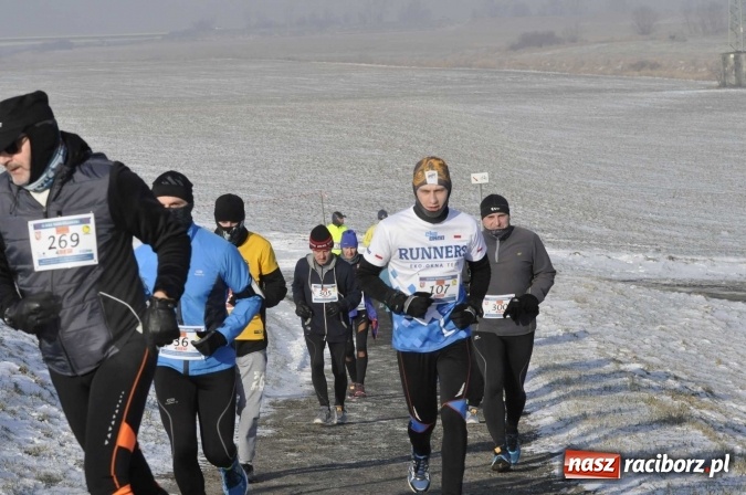 Zdjęcie w galerii na portalu naszraciborz.pl: III Bieg Nadodrzański. Mróz niestraszny biegaczom. Złoto dla Łukasza Skwareckiego  wiadomości z regionu