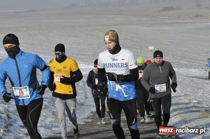 Zdjęcie w galerii na portalu naszraciborz.pl: III Bieg Nadodrzański. Mróz niestraszny biegaczom. Złoto dla Łukasza Skwareckiego  wiadomości z regionu