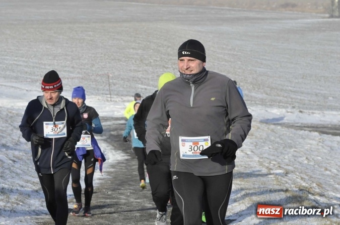 Zdjęcie w galerii na portalu naszraciborz.pl: III Bieg Nadodrzański. Mróz niestraszny biegaczom. Złoto dla Łukasza Skwareckiego  wiadomości z regionu