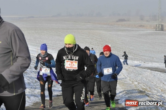 Zdjęcie w galerii na portalu naszraciborz.pl: III Bieg Nadodrzański. Mróz niestraszny biegaczom. Złoto dla Łukasza Skwareckiego  wiadomości z regionu