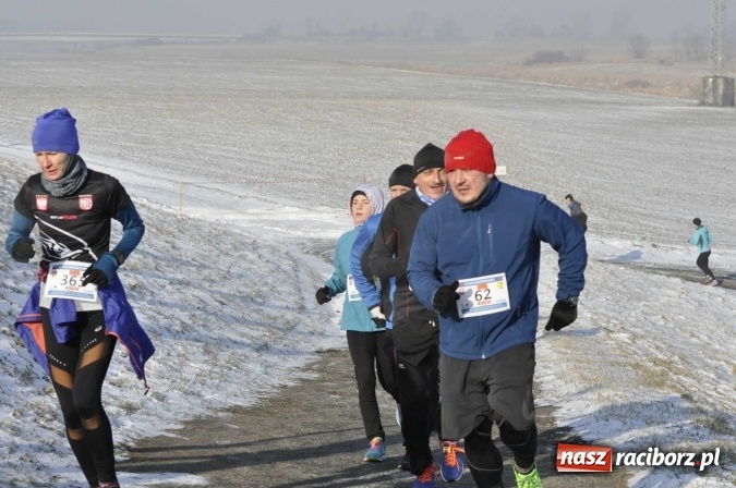 Zdjęcie w galerii na portalu naszraciborz.pl: III Bieg Nadodrzański. Mróz niestraszny biegaczom. Złoto dla Łukasza Skwareckiego  wiadomości z regionu