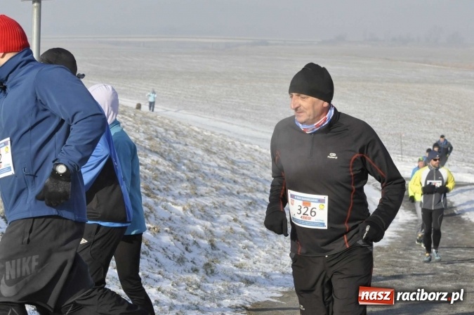 Zdjęcie w galerii na portalu naszraciborz.pl: III Bieg Nadodrzański. Mróz niestraszny biegaczom. Złoto dla Łukasza Skwareckiego  wiadomości z regionu