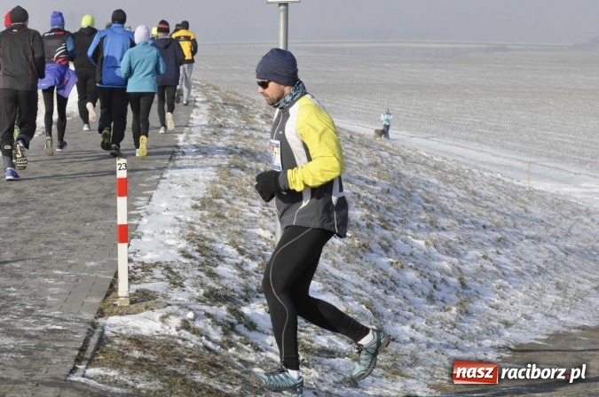 Zdjęcie w galerii na portalu naszraciborz.pl: III Bieg Nadodrzański. Mróz niestraszny biegaczom. Złoto dla Łukasza Skwareckiego  wiadomości z regionu