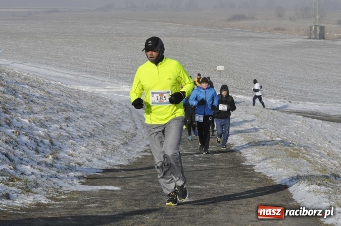 Zdjęcie w galerii na portalu naszraciborz.pl: III Bieg Nadodrzański. Mróz niestraszny biegaczom. Złoto dla Łukasza Skwareckiego  wiadomości z regionu