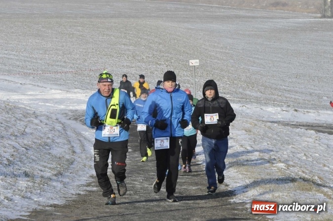 Zdjęcie w galerii na portalu naszraciborz.pl: III Bieg Nadodrzański. Mróz niestraszny biegaczom. Złoto dla Łukasza Skwareckiego  wiadomości z regionu