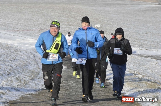 Zdjęcie w galerii na portalu naszraciborz.pl: III Bieg Nadodrzański. Mróz niestraszny biegaczom. Złoto dla Łukasza Skwareckiego  wiadomości z regionu