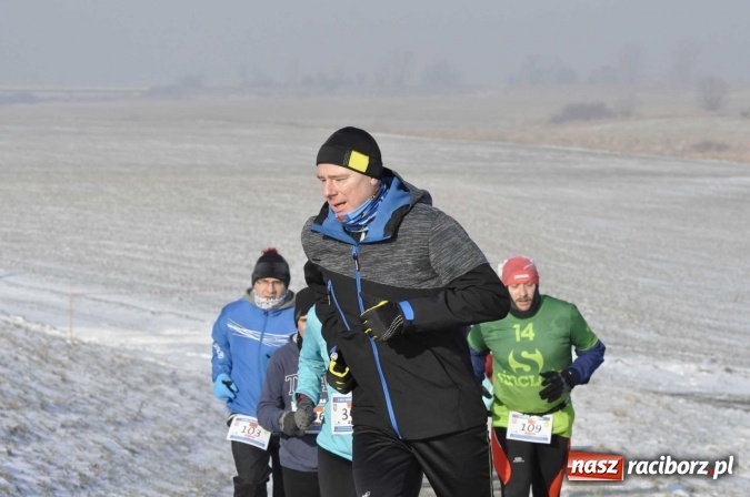 Zdjęcie w galerii na portalu naszraciborz.pl: III Bieg Nadodrzański. Mróz niestraszny biegaczom. Złoto dla Łukasza Skwareckiego  wiadomości z regionu