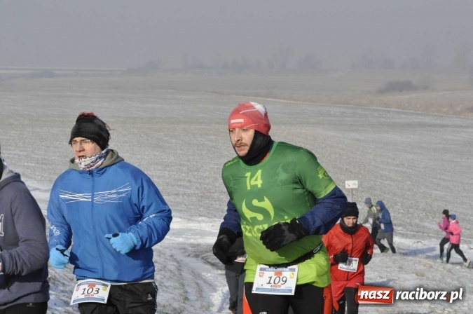 Zdjęcie w galerii na portalu naszraciborz.pl: III Bieg Nadodrzański. Mróz niestraszny biegaczom. Złoto dla Łukasza Skwareckiego  wiadomości z regionu