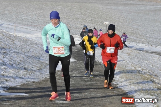 Zdjęcie w galerii na portalu naszraciborz.pl: III Bieg Nadodrzański. Mróz niestraszny biegaczom. Złoto dla Łukasza Skwareckiego  wiadomości z regionu