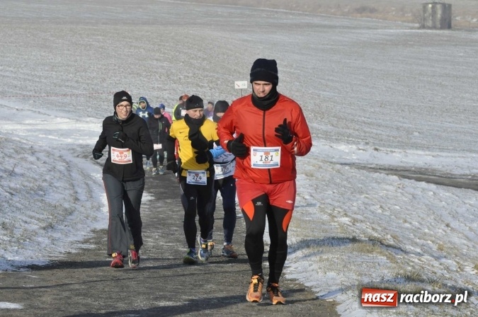 Zdjęcie w galerii na portalu naszraciborz.pl: III Bieg Nadodrzański. Mróz niestraszny biegaczom. Złoto dla Łukasza Skwareckiego  wiadomości z regionu
