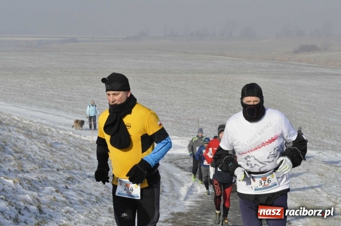 Zdjęcie w galerii na portalu naszraciborz.pl: III Bieg Nadodrzański. Mróz niestraszny biegaczom. Złoto dla Łukasza Skwareckiego  wiadomości z regionu