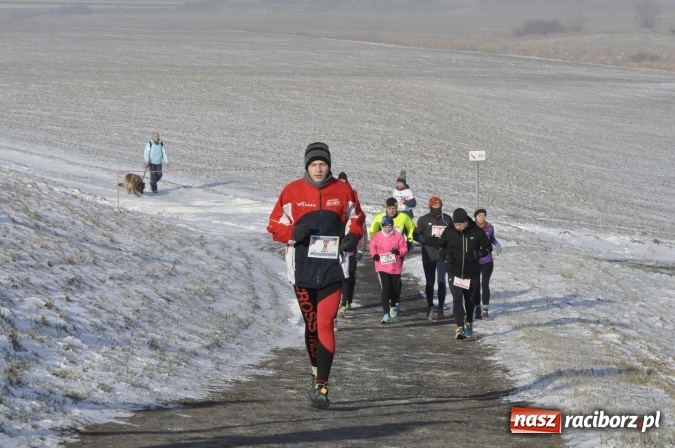 Zdjęcie w galerii na portalu naszraciborz.pl: III Bieg Nadodrzański. Mróz niestraszny biegaczom. Złoto dla Łukasza Skwareckiego  wiadomości z regionu