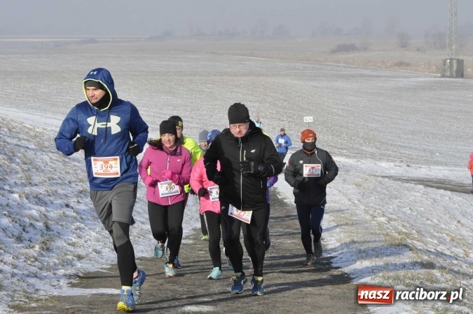 Zdjęcie w galerii na portalu naszraciborz.pl: III Bieg Nadodrzański. Mróz niestraszny biegaczom. Złoto dla Łukasza Skwareckiego  wiadomości z regionu