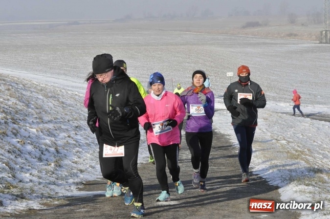 Zdjęcie w galerii na portalu naszraciborz.pl: III Bieg Nadodrzański. Mróz niestraszny biegaczom. Złoto dla Łukasza Skwareckiego  wiadomości z regionu