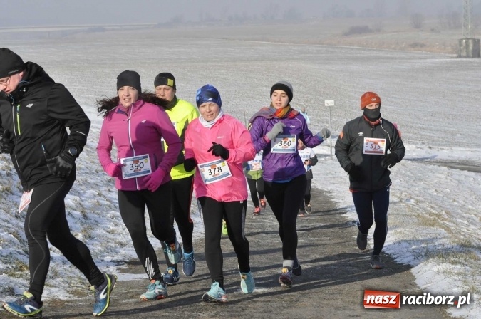 Zdjęcie w galerii na portalu naszraciborz.pl: III Bieg Nadodrzański. Mróz niestraszny biegaczom. Złoto dla Łukasza Skwareckiego  wiadomości z regionu