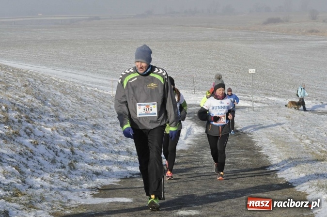 Zdjęcie w galerii na portalu naszraciborz.pl: III Bieg Nadodrzański. Mróz niestraszny biegaczom. Złoto dla Łukasza Skwareckiego  wiadomości z regionu