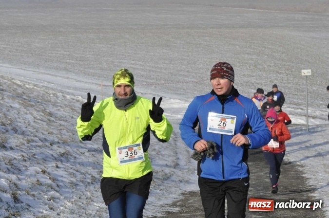 Zdjęcie w galerii na portalu naszraciborz.pl: III Bieg Nadodrzański. Mróz niestraszny biegaczom. Złoto dla Łukasza Skwareckiego  wiadomości z regionu