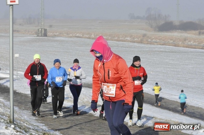 Zdjęcie w galerii na portalu naszraciborz.pl: III Bieg Nadodrzański. Mróz niestraszny biegaczom. Złoto dla Łukasza Skwareckiego  wiadomości z regionu
