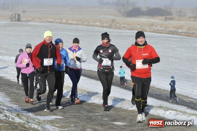 Zdjęcie w galerii na portalu naszraciborz.pl: III Bieg Nadodrzański. Mróz niestraszny biegaczom. Złoto dla Łukasza Skwareckiego  wiadomości z regionu