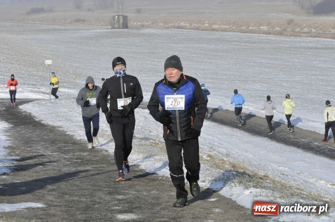 Zdjęcie w galerii na portalu naszraciborz.pl: III Bieg Nadodrzański. Mróz niestraszny biegaczom. Złoto dla Łukasza Skwareckiego  wiadomości z regionu