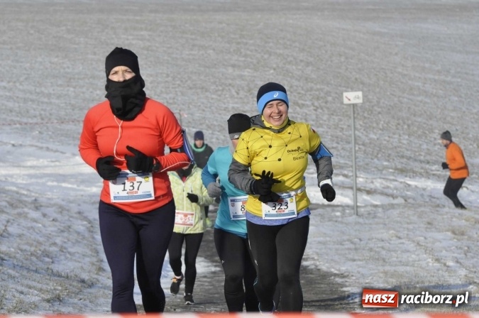 Zdjęcie w galerii na portalu naszraciborz.pl: III Bieg Nadodrzański. Mróz niestraszny biegaczom. Złoto dla Łukasza Skwareckiego  wiadomości z regionu