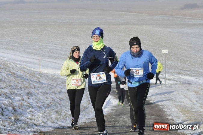 Zdjęcie w galerii na portalu naszraciborz.pl: III Bieg Nadodrzański. Mróz niestraszny biegaczom. Złoto dla Łukasza Skwareckiego  wiadomości z regionu
